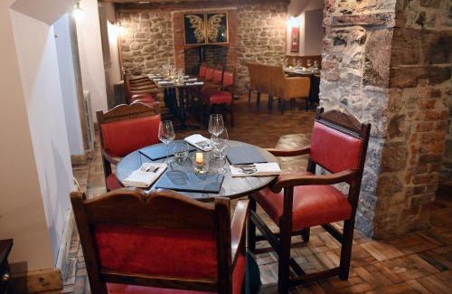 Usk Hotel | The Wallace Steakhouse with Rooms