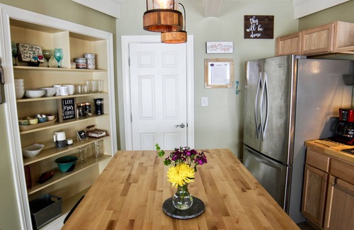 Pendleton Apartment | The Waterfall Suite Studio Apartment With Kitchen and Hot Tub!