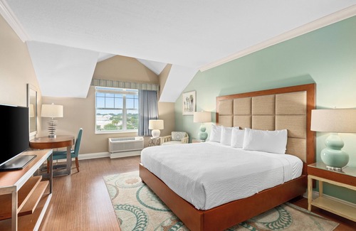 Lake Sumter Landing Hotel | The Waterfront Inn