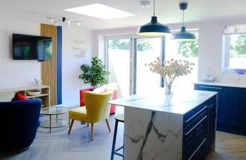 Pilning House | The Wave Cottage - 3 Bedroom with off road Parking for 3 Cars or Vans & EV point