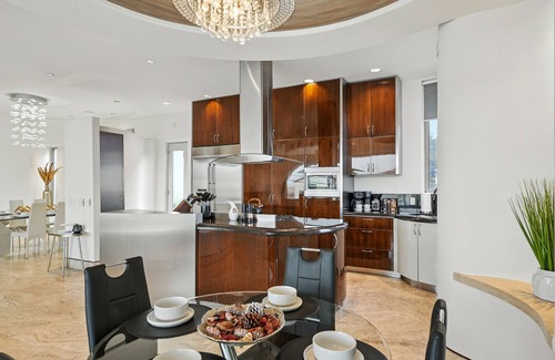 Roseville - Fleet Ridge House | The Wave House | Custom Gem w/ Panoramic Views, Fire Pit, BBQ, Pool Table & Wraparound Balconies