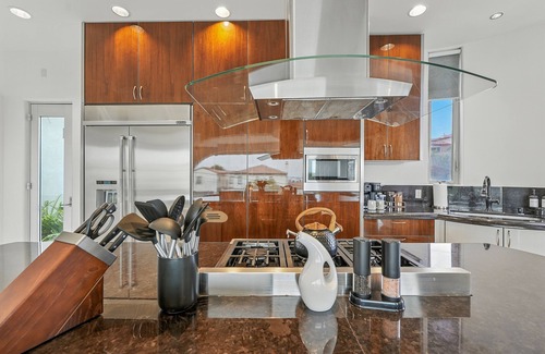 Roseville - Fleet Ridge House | The Wave House | Custom Gem w/ Panoramic Views, Fire Pit, BBQ, Pool Table & Wraparound Balconies