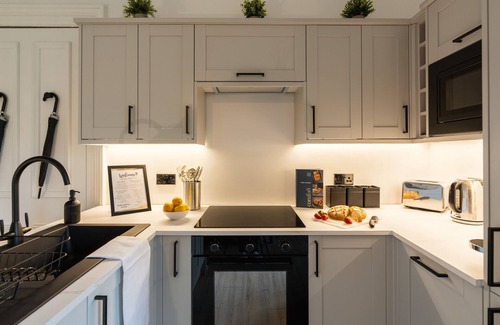 North West Apartment | The West End Retreat - 5 star Apartment