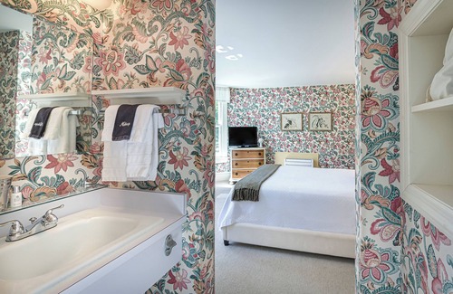 Ridgefield Hotel | The West Lane Inn - Queen Room