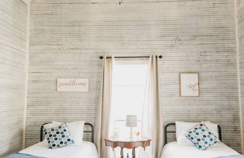 West House | The West Nest Cozy Cottage