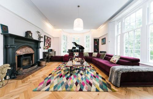 Pontefract House | The West Wing at Hillthorpe Manor with Gardens & Private Hot Tub