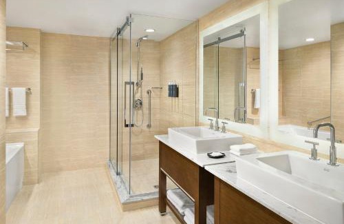 Richmond City Centre Hotel | The Westin Wall Centre, Vancouver Airport