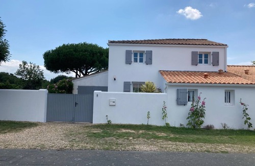 Dolus-d'Oleron House | The white and gray house is waiting for you