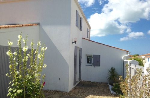 Dolus-d'Oleron House | The white and gray house is waiting for you