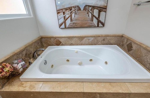 Yorktown House | The White Beach House of Huntington