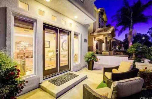 Yorktown House | The White Beach House of Huntington