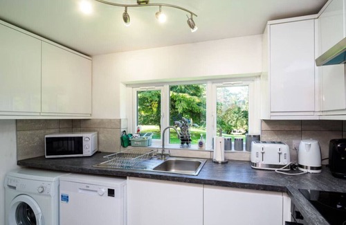 Upper Dicker House | The White Cottage with Tennis Court, Hot Tub, BBQ