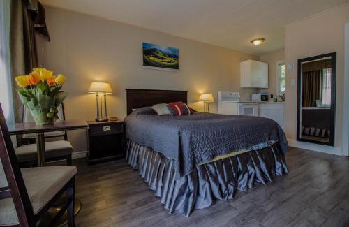 North River Hotel | The White Horse Motel