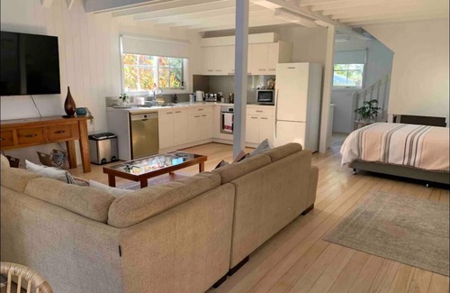 Metung House | The White House- Loft