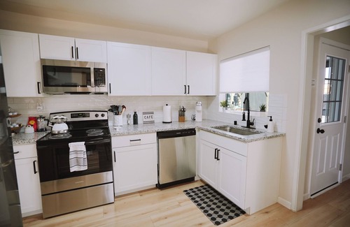 Northeast Heights House | The White House, Stylish Renovation, Central ABQ Retreat near Dining & Shopping.