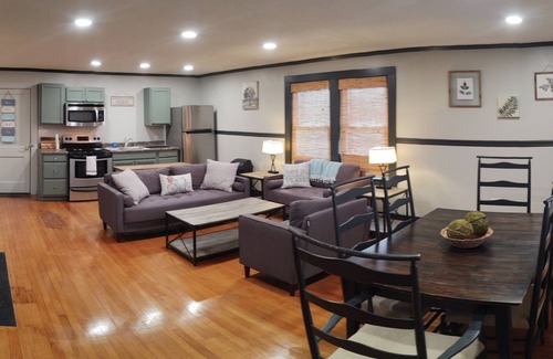 Brevard House | "The White Squirrels Townhouse" -step out to Main St.!