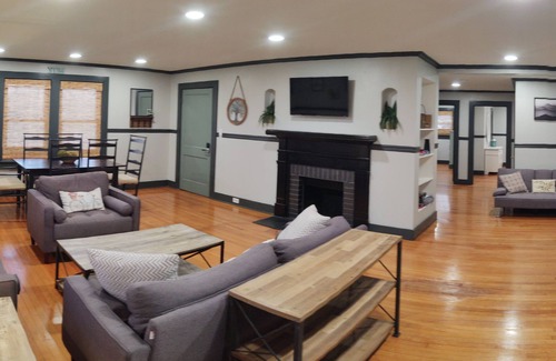 Brevard House | "The White Squirrels Townhouse" -step out to Main St.!