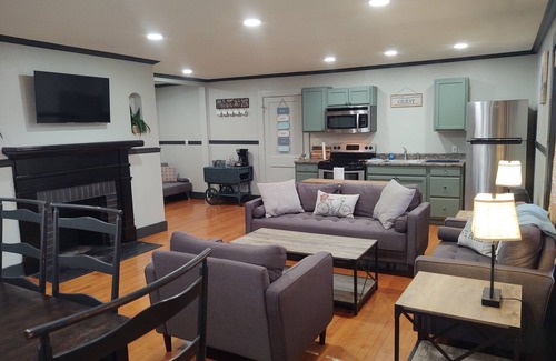 Brevard House | "The White Squirrels Townhouse" -step out to Main St.!