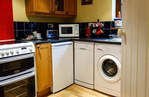 Pontesbury Cottage | THE WILDERNESS, pet friendly, with hot tub in Stiperstones