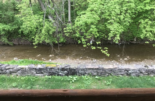 Wheeling House | The Willow Cabin - Luxury Cabin on the Creek close to attractions