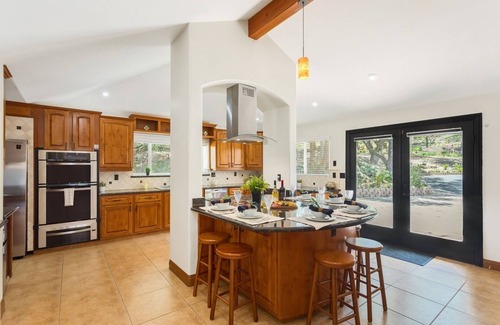 Rainbow CDP House | The Wine Away-Large Home w/Jacuzzi