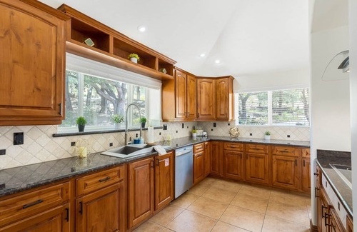 Rainbow CDP House | The Wine Away-Large Home w/Jacuzzi