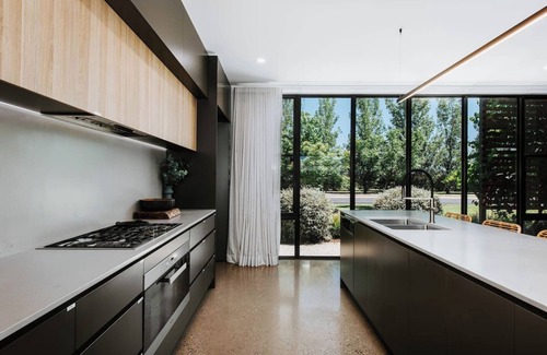 Bombira House | The Wine Manor Lavish Poolside Living