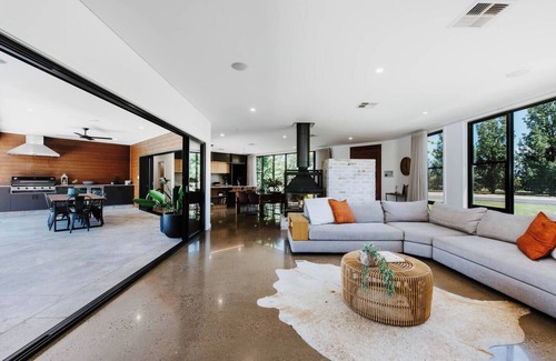 Bombira House | The Wine Manor Lavish Poolside Living