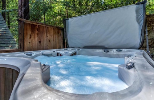 Rio Nido House | The Wood Chalet Hot Tub BBQ Redwoods