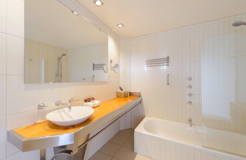 New Norfolk Hotel | The Woodbridge Waterfront Rooms.