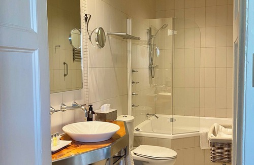 New Norfolk Hotel | The Woodbridge Waterfront Rooms.