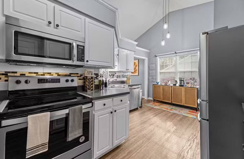 New Bern House | The Woodland -Luxury Retreat King Bed Pet Friendly