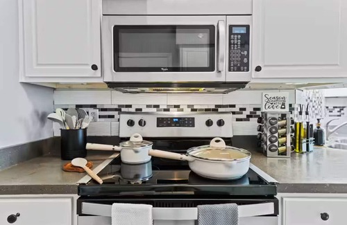 New Bern House | The Woodland -Luxury Retreat King Bed Pet Friendly