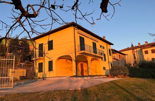 Colle Brianza Apartment | The Yellow House - Holly large apartment, rustic connected to the garden
