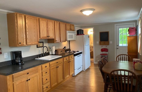 York Beach Cottage | The York Hut is an updated gem just steps to Long Sands! 7min walk to the beach!