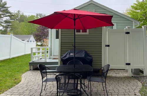 York Beach Cottage | The York Hut is an updated gem just steps to Long Sands! 7min walk to the beach!