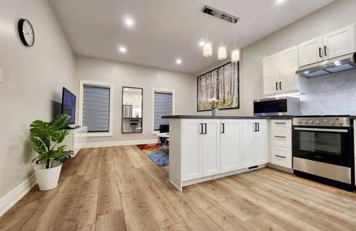 Downtown Apartment | The Zen Escape Modern Queen-Bed Full Apartment