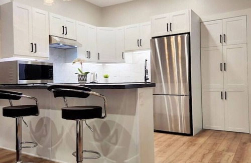 Downtown Apartment | The Zen Escape Modern Queen-Bed Full Apartment
