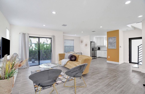 Progresso Village Condo | The Zen Suites