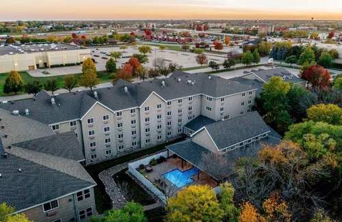 Johnston Hotel | Theme Suite w/Whirlpool Cottage, Stoney Creek Des Moines, Free Breakfast