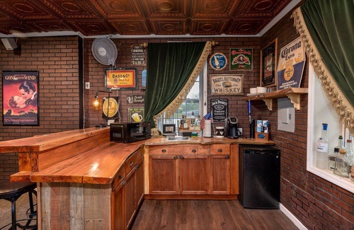Fairvilla House | Themed Speak Easy w/Pool, Hottub & Lake