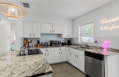 South Pinellas Community Council House | "The🦩Mingo" – Hot Tub, Fire Pit, Pet Friendly - Minutes to Madeira Beach - Guests Love It!