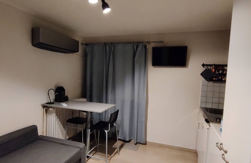 Khalandrion Apartment | Theo's studio up and away