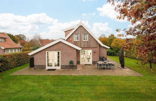 Hoge Hexel House | These comfortable villas are on Buitengoed Het Lageveld in a beautiful wooded area, near Almelo and Enschede, in beautiful Twente.