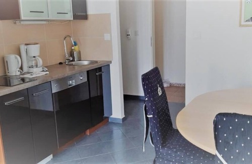 Bramfeld Apartment | This 1-room apartment is located in our apartment house Haldesdorfer Straße and has a double bed, a functional kitchenette including accessories, a dining area and a comfortable sitting area.