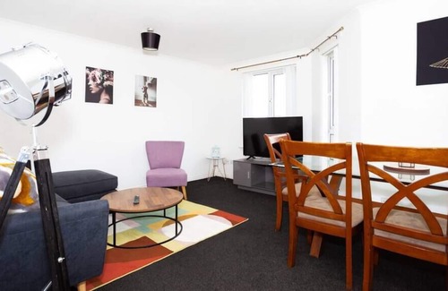 Old Monkland Apartment | This apartment is a 2 bedroom(s), 2 bathrooms, located in North Lanarkshire, Scotland.