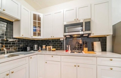 East Avenue Apartment | This apartment is a 0 bedroom(s), 1 bathrooms, located in Rochester, NY.
