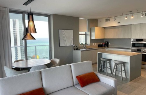 Hollywood South Central Beach Apartment | This apartment is a 2 bedroom(s), 2 bathrooms, located in Hollywood, FL.