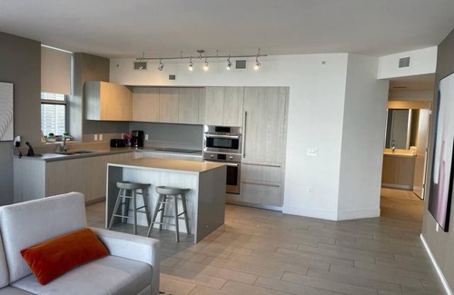 Hollywood South Central Beach Apartment | This apartment is a 2 bedroom(s), 2 bathrooms, located in Hollywood, FL.