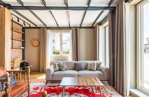 Taksim Apartment | This apartment is a 4 bedroom(s), 2.5 bathrooms, located in Beyoğlu, İstanbul.